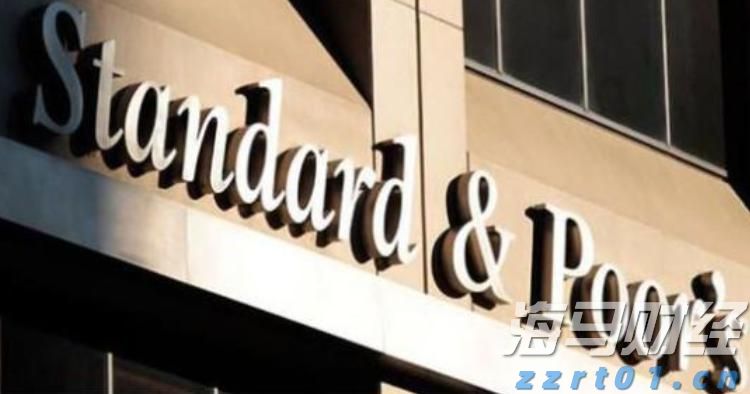 小学生看哥哥们踢十五运会足球赛,一声声加油稚嫩却嘹亮