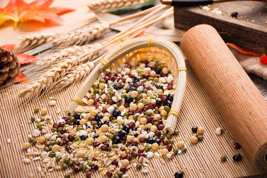 一客车利用粤澳两地牌藏匿走私燕窝被拱北海关查获